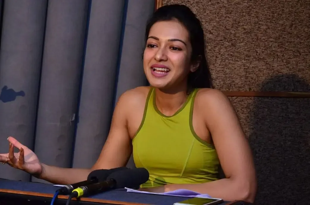 Catherine Tresa Without Makeup Face Stills In Green Top